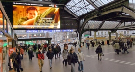 Exposición de los Anuncios Públicos de: Jovenes por los Derechos Humanos, en la estación Principal de Zurich en Suiza.