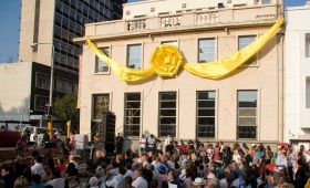 Líderes cívicos y del gobierno se dirigieron a la congregación de mil personas, dando la bienvenida al nuevo centro del distrito Braamfontein en Johannesburgo. 