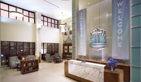 El área de la recepción principal fuera de Sunset Boulevard da la bienvenida a los feligreses y sus invitados a los eventos y servicios de la Iglesia.
