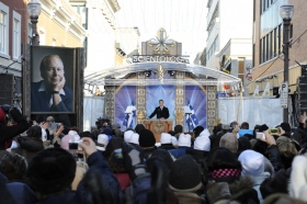 Mil quinientos scientologists y simpatizantes de todo Canadá y los Estados Unidos se aglomeraron en la calle 665 rue Saint-Joseph en el corazón del Distrito Nouvo Saint-Roch para celebrar esta nueva Iglesia.