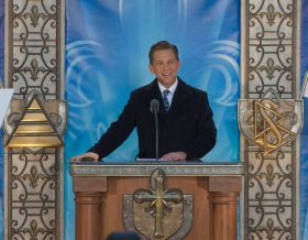 El Sr. David Miscavige, Presidente de la Junta del Religious Technology Center y líder eclesiástico de la religión de Scientology, dedicó la nueva Iglesia de Scientology de Quebec/Eglise de Scientologie de Quebec.