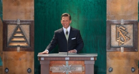 El Sr. David Miscavige, líder eclesiástico de la religión de Scientology y Presidente de la Junta del Religious Technology Center, presidió la ceremonia de inauguración de la nueva Iglesia de Scientology del Estado de Washington.