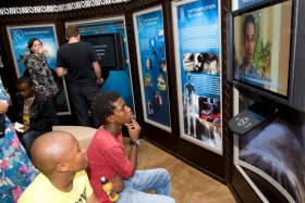 Aquellos invitados al nuevo Centro de Mejoramiento de la Vida hicieron recorridos por sí mismos a través de los paneles multimedia que ilustran las creencias y prácticas de Scientology, la vida y legado del Fundador L. Ronald Hubbard, y los programas de mejoramiento social y humanitarios de la Iglesia a nivel global.      