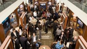 En el nuevo Centro de información pública de la Organización Ideal, miles de personas aprenden acerca de las creencias y prácticas de la religión de Scientology, la vida del Fundador L. Ronald Hubbard, y los muchos programas de mejoramiento social e integración de la comunidad patrocinados por Scientology.                                   