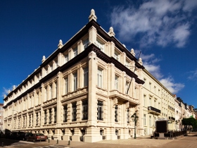Esta estructura histórica de inicios del siglo XXI en el Boulevard de Waterloo 100-103 en el corazón de Bruselas, servirá para las necesidades espirituales de la gente de esta comunidad y para aquellos a lo largo de Europa.