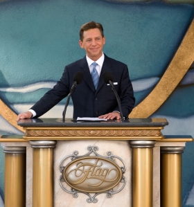 “El factor más importante es el mismo que el de los últimos ochenta años: este Fort Harrison es y siempre permanecerá como un monumento y un hogar para todas las personas de Clearwater”, dijo el Sr. David Miscavige, líder eclesiástico de la religión de Scientology, antes de cortar el listón para el monumento restaurado.