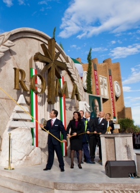 El Sr. David Miscavige cortó el listón para inaugurar la nueva Iglesia de Scientology de Roma, junto con el Director Ejecutivo de la Iglesia y dignatarios, marcando la mayor expansión en 30 años de Scientology en Italia.