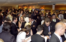 Miles de scientologists e invitados hicieron una gira por la nueva Iglesia de Scientology de Melbourne.  El lugar está completamente restaurado, incluyendo Expositores de Información Pública que ofrecen más de 450 películas informativas y proveen una introducción detallada de cada aspecto de Dianética y Scientology al igual que de la vida y legado del Fundador, L. Ronald Hubbard.