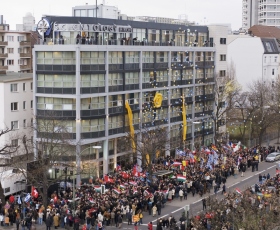 El 13 de enero de 2007, miles de scientologists e invitados de las Naciones Unidas, la Embajada de Estados Unidos y las organizaciones europeas de prensa asistieron a la celebración trascendental de la gran inauguración de la Iglesia de Scientology de Berlín.