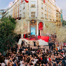 El corte del listón en el Barrio de las Letras de Madrid marcó una nueva era para la libertad religiosa en España, con dignatarios tanto de la legislación, como de la religión y de derechos humanos, que proclamaron Scientology como la esperanza para su país.