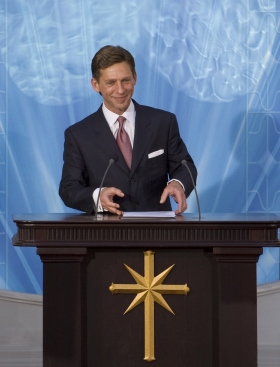 El Sr. David Miscavige, líder eclesiástico de la religión de Scientology, dedicó la Iglesia Nacional de España, dando la bienvenida a miles de asistentes a su nueva Iglesia.