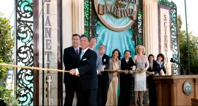 El Sr. Miscavige dirigió la ceremonia del corte del listón, junto con los ejecutivos de la Iglesia e invitados especiales, para abrir oficialmente las puertas de la Iglesia de Scientology y Centro de Celebridades de Nashville para todos.