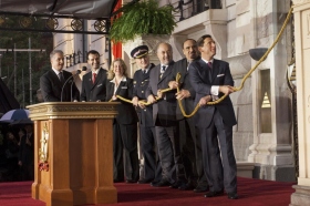 Entre aquellos que se unieron al Sr. Miscavige en el escenario para el tradicional corte del listón estaban el Supervisor en Jefe de la Policía de Londres, el Consejal de la Ciudad de Londres y un Representante de las Naciones Unidas.