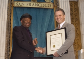 Para la ocasión, el alcalde de San Francisco Willie Brown (izq.) entregó una proclamación a la Iglesia para encomiarle “por sus esfuerzos en lograr que Bay Area sea un lugar mejor para las personas de todas las razas, colores, credos y de todo nivel social”.