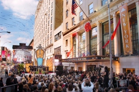 Inmediatamente tras el corte del listón de la Nueva Iglesia de Scientology de Nueva York los invitados entraron por sus pasillos para un primer vistazo a la nueva Iglesia de la Gran Manzana.