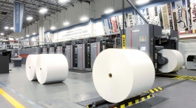 La impresora rotativa de 121 toneladas utiliza rollos de papel de 16 kilómetros de largo y puede imprimir 55,000 páginas por hora, en más de una docena de idiomas.